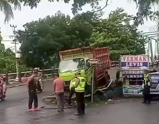 Kecelakaan Truk OKI Tabrak Pembatas Jembatan Sungai Komering, Sopir Diduga Lelah