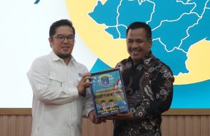 LKPD OKI 2025 resmi diserahkan ke BPK Sumsel. Pemkab OKI menargetkan WTP ke-15 dengan penguatan transparansi dan akuntabilitas keuangan daerah.