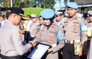 Polres Blitar Kota Beri Penghargaan kepada 22 Personel Berprestasi dan Poskamling Terbaik