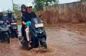Jalan Lingkar Selatan Jakabaring Rusak Parah dan Tergenang, Warga Soroti Dugaan Dampak Penimbunan Lahan