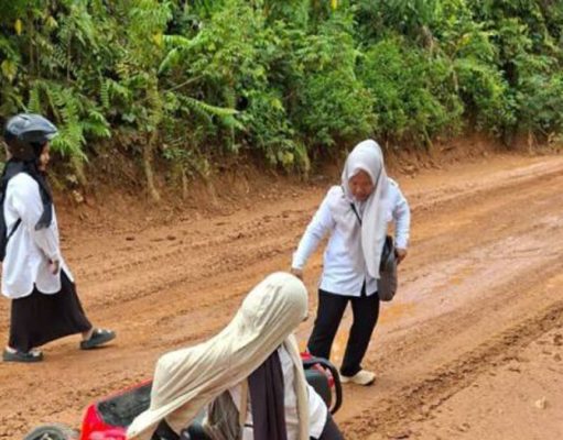 Viral Guru Berlumpur ke Sekolah, Jalan Rusak di Kawasan Sumur Minyak PALI Tuai Sorotan