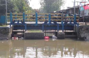 Ribuan hektare sawah bergantung pada satu saluran irigasi. Kini saluran itu menyempit akibat sedimentasi dan bangunan di bantaran