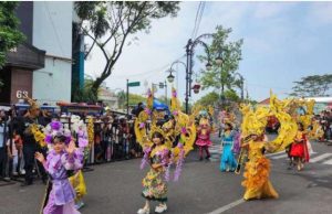Jalan Asia Afrika Dipadati Ribuan Warga, Antusiasme Festival Budaya Tinggi, Namun Tantangan Pengelolaan Massa Masih Jadi Sorotan