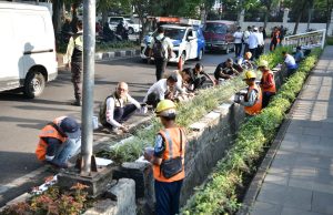 Sambut HUT ke-81 Kemerdekaan RI, Sekda Herman dan Para Pegawai Gedung Sate Gorong-royong Membersihkan Lingkungan