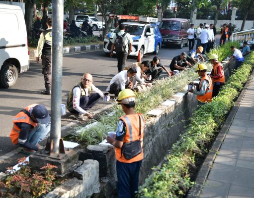 Sambut HUT ke-81 Kemerdekaan RI, Sekda Herman dan Para Pegawai Gedung Sate Gorong-royong Membersihkan Lingkungan