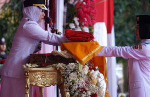 Upacara Penurunan Bendera di Pagar Alam Khidmat, Apa Makna di Balik Seremoni HUT RI?