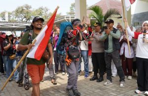 Tim Bentang Merah Putih Tiba di Pagar Alam, 2.026 Meter Bendera Siap Dibentangkan di Dempo