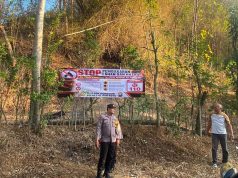 Antisipasi Karhutla, Polisi Blitar Edukasi Warga dan Pasang Banner Himbauan di Lereng Gunung Pegat