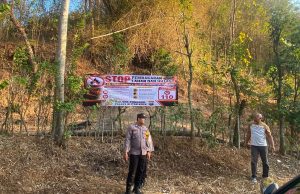 Antisipasi Karhutla, Polisi Blitar Edukasi Warga dan Pasang Banner Himbauan di Lereng Gunung Pegat