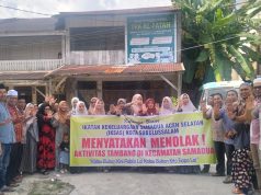 Bukan cuma soal emas, warga khawatir soal ruang hidup.