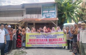 Bukan cuma soal emas, warga khawatir soal ruang hidup.