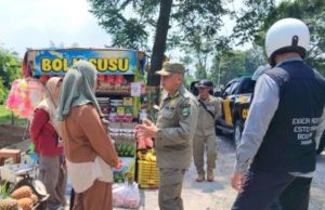 Satpol PP Tertibkan Pedagang di Jalur Subang-Bandung, Lima Bangunan Disegel