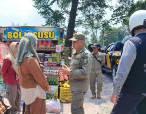 Satpol PP Tertibkan Pedagang di Jalur Subang-Bandung, Lima Bangunan Disegel
