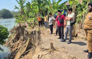 Tanah Longsor Sungai Lematang Ancam Permukiman Warga, Pemkab Muara Enim Siapkan Excavator PC 200