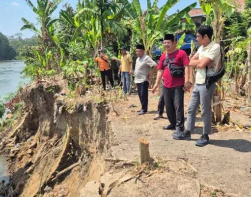 Tanah Longsor Sungai Lematang Ancam Permukiman Warga, Pemkab Muara Enim Siapkan Excavator PC 200
