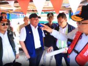MUBA, cimutnews.co.id – Gubernur Sumatera Selatan Herman Deru meninjau langsung progres revitalisasi Jembatan P6 Lalan di Kecamatan Lalan, Kabupaten Musi Banyuasin (Muba), Minggu (6/9/2026). Peninjauan dilakukan setelah target penyelesaian yang sebelumnya dijanjikan Asosiasi P6 Lalan dan kontraktor kembali mengalami keterlambatan. Jembatan P6 Lalan memiliki arti strategis bagi masyarakat Kecamatan Lalan karena menjadi salah satu akses penting dalam mobilitas warga dan aktivitas ekonomi. Karena itu, keterlambatan pekerjaan tidak hanya menyangkut target konstruksi, tetapi juga menyentuh kepentingan masyarakat yang bergantung pada akses tersebut. Herman Deru Bahas Langsung Penyebab Keterlambatan Dalam kunjungannya, Herman Deru tidak hanya melihat kondisi pekerjaan di lapangan. Gubernur juga menggelar pembahasan bersama sejumlah pihak yang terlibat dalam revitalisasi Jembatan P6 Lalan. Pertemuan tersebut melibatkan instansi terkait, Asosiasi P6 Lalan, pihak kontraktor serta masyarakat setempat. Pembahasan diarahkan untuk mengidentifikasi berbagai persoalan yang menyebabkan target pembangunan kembali molor. Langkah tersebut menunjukkan bahwa pemerintah provinsi ingin memastikan persoalan di lapangan tidak berhenti pada laporan administratif. Kondisi faktual pekerjaan perlu diketahui secara langsung agar langkah percepatan dapat disusun berdasarkan masalah yang benar-benar terjadi. Akses vital masyarakat Lalan Bagi masyarakat Lalan, jembatan bukan sekadar infrastruktur penghubung. Keberadaan akses tersebut berkaitan dengan kelancaran perjalanan warga, distribusi barang, kegiatan ekonomi serta konektivitas wilayah. Karena itu, setiap keterlambatan revitalisasi berpotensi memperpanjang berbagai kendala mobilitas. Semakin lama proses penyelesaian berlangsung, semakin besar pula kebutuhan masyarakat untuk menyesuaikan aktivitas mereka dengan kondisi akses yang tersedia. Sejumlah Instansi Turut Dampingi Gubernur Dalam peninjauan tersebut, Herman Deru didampingi Kepala Dinas Perhubungan Provinsi Sumatera Selatan Musni Wijaya, Kepala Dinas Pekerjaan Umum Bina Marga (PUBM) Provinsi Sumatera Selatan Affandi, serta Wakil Bupati Musi Banyuasin Abdur Rohman Husen. Sejumlah unsur Forum Koordinasi Pimpinan Daerah (Forkopimda) Provinsi Sumatera Selatan dan Kabupaten Muba juga hadir dalam kegiatan tersebut. Kehadiran unsur teknis, pemerintah daerah dan pemangku kepentingan pembangunan menjadi penting karena persoalan jembatan tidak hanya berkaitan dengan pekerjaan fisik. Ada aspek transportasi, keselamatan pengguna, pengaturan lalu lintas, hingga kepentingan ekonomi masyarakat yang harus berjalan secara bersamaan. Keterlambatan Menjadi Persoalan yang Harus Diselesaikan Bersama Berdasarkan informasi yang disampaikan dalam kegiatan tersebut, target revitalisasi Jembatan P6 Lalan kembali mengalami kemunduran dari jadwal yang sebelumnya dijanjikan. Namun, bahan informasi yang tersedia belum mencantumkan persentase progres fisik terbaru, nilai pekerjaan, maupun tanggal pasti target penyelesaian berikutnya. Data tersebut penting untuk menjadi dasar evaluasi publik. Pemerintah, kontraktor dan pihak terkait perlu menyampaikan perkembangan pekerjaan secara terbuka agar masyarakat dapat mengetahui apakah percepatan yang dijanjikan benar-benar berjalan di lapangan. Mengapa percepatan menjadi penting? Dari perspektif pelayanan publik, keterlambatan infrastruktur strategis dapat menimbulkan efek berantai. Gangguan akses dapat meningkatkan waktu tempuh, memengaruhi biaya distribusi dan menghambat aktivitas ekonomi warga, terutama apabila jembatan merupakan akses utama menuju kawasan permukiman dan pusat kegiatan masyarakat. Dalam jangka panjang, kepastian penyelesaian juga menentukan kepercayaan masyarakat terhadap pelaksanaan pembangunan. Bukan hanya hasil akhir yang dinilai, tetapi juga kemampuan seluruh pihak menyelesaikan pekerjaan sesuai target dan memberikan penjelasan ketika terjadi perubahan jadwal. Pemerintah Perlu Pastikan Target Baru Terukur Peninjauan langsung Gubernur Herman Deru dapat menjadi momentum untuk mengubah pola penanganan dari sekadar mengejar penyelesaian menjadi pengawasan berbasis target. Setelah persoalan teridentifikasi, langkah berikutnya adalah memastikan setiap kendala memiliki solusi, penanggung jawab dan batas waktu yang jelas. persoalan Jembatan P6 Lalan menunjukkan bahwa proyek infrastruktur daerah memiliki dimensi yang lebih luas daripada pembangunan fisik. Ketika sebuah jembatan menjadi urat nadi mobilitas masyarakat, keterlambatan pekerjaan otomatis berubah menjadi persoalan pelayanan publik dan aktivitas ekonomi. Karena itu, percepatan revitalisasi sebaiknya tidak hanya diukur dari seberapa cepat pekerjaan dilanjutkan, tetapi juga dari seberapa jelas pemerintah dan pelaksana memberikan kepastian kepada masyarakat. Transparansi mengenai progres, kendala teknis dan target penyelesaian akan membantu mencegah kembali munculnya ketidakpastian. Masyarakat Menunggu Kepastian Penyelesaian Peninjauan pada Minggu (6/9/2026) menjadi sinyal bahwa Pemerintah Provinsi Sumatera Selatan memberi perhatian terhadap persoalan Jembatan P6 Lalan. Namun, efektivitas langkah tersebut pada akhirnya akan terlihat dari tindak lanjut konkret setelah evaluasi lapangan dilakukan. Masyarakat Lalan membutuhkan akses yang aman, berfungsi dan dapat mendukung aktivitas sehari-hari. Karena itu, percepatan revitalisasi Jembatan P6 Lalan perlu diikuti pengawasan berkelanjutan agar target baru tidak kembali bergeser dan kepentingan publik tetap menjadi prioritas. Untuk pembaca CimutNews, perkembangan pembangunan infrastruktur dan pelayanan publik di wilayah Muba dapat menjadi bagian penting dari pengawasan masyarakat terhadap jalannya pembangunan daerah. (Noto)