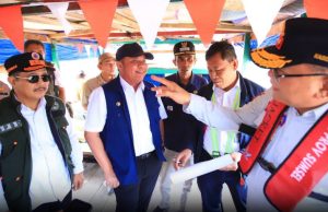 MUBA, cimutnews.co.id – Gubernur Sumatera Selatan Herman Deru meninjau langsung progres revitalisasi Jembatan P6 Lalan di Kecamatan Lalan, Kabupaten Musi Banyuasin (Muba), Minggu (6/9/2026). Peninjauan dilakukan setelah target penyelesaian yang sebelumnya dijanjikan Asosiasi P6 Lalan dan kontraktor kembali mengalami keterlambatan. Jembatan P6 Lalan memiliki arti strategis bagi masyarakat Kecamatan Lalan karena menjadi salah satu akses penting dalam mobilitas warga dan aktivitas ekonomi. Karena itu, keterlambatan pekerjaan tidak hanya menyangkut target konstruksi, tetapi juga menyentuh kepentingan masyarakat yang bergantung pada akses tersebut. Herman Deru Bahas Langsung Penyebab Keterlambatan Dalam kunjungannya, Herman Deru tidak hanya melihat kondisi pekerjaan di lapangan. Gubernur juga menggelar pembahasan bersama sejumlah pihak yang terlibat dalam revitalisasi Jembatan P6 Lalan. Pertemuan tersebut melibatkan instansi terkait, Asosiasi P6 Lalan, pihak kontraktor serta masyarakat setempat. Pembahasan diarahkan untuk mengidentifikasi berbagai persoalan yang menyebabkan target pembangunan kembali molor. Langkah tersebut menunjukkan bahwa pemerintah provinsi ingin memastikan persoalan di lapangan tidak berhenti pada laporan administratif. Kondisi faktual pekerjaan perlu diketahui secara langsung agar langkah percepatan dapat disusun berdasarkan masalah yang benar-benar terjadi. Akses vital masyarakat Lalan Bagi masyarakat Lalan, jembatan bukan sekadar infrastruktur penghubung. Keberadaan akses tersebut berkaitan dengan kelancaran perjalanan warga, distribusi barang, kegiatan ekonomi serta konektivitas wilayah. Karena itu, setiap keterlambatan revitalisasi berpotensi memperpanjang berbagai kendala mobilitas. Semakin lama proses penyelesaian berlangsung, semakin besar pula kebutuhan masyarakat untuk menyesuaikan aktivitas mereka dengan kondisi akses yang tersedia. Sejumlah Instansi Turut Dampingi Gubernur Dalam peninjauan tersebut, Herman Deru didampingi Kepala Dinas Perhubungan Provinsi Sumatera Selatan Musni Wijaya, Kepala Dinas Pekerjaan Umum Bina Marga (PUBM) Provinsi Sumatera Selatan Affandi, serta Wakil Bupati Musi Banyuasin Abdur Rohman Husen. Sejumlah unsur Forum Koordinasi Pimpinan Daerah (Forkopimda) Provinsi Sumatera Selatan dan Kabupaten Muba juga hadir dalam kegiatan tersebut. Kehadiran unsur teknis, pemerintah daerah dan pemangku kepentingan pembangunan menjadi penting karena persoalan jembatan tidak hanya berkaitan dengan pekerjaan fisik. Ada aspek transportasi, keselamatan pengguna, pengaturan lalu lintas, hingga kepentingan ekonomi masyarakat yang harus berjalan secara bersamaan. Keterlambatan Menjadi Persoalan yang Harus Diselesaikan Bersama Berdasarkan informasi yang disampaikan dalam kegiatan tersebut, target revitalisasi Jembatan P6 Lalan kembali mengalami kemunduran dari jadwal yang sebelumnya dijanjikan. Namun, bahan informasi yang tersedia belum mencantumkan persentase progres fisik terbaru, nilai pekerjaan, maupun tanggal pasti target penyelesaian berikutnya. Data tersebut penting untuk menjadi dasar evaluasi publik. Pemerintah, kontraktor dan pihak terkait perlu menyampaikan perkembangan pekerjaan secara terbuka agar masyarakat dapat mengetahui apakah percepatan yang dijanjikan benar-benar berjalan di lapangan. Mengapa percepatan menjadi penting? Dari perspektif pelayanan publik, keterlambatan infrastruktur strategis dapat menimbulkan efek berantai. Gangguan akses dapat meningkatkan waktu tempuh, memengaruhi biaya distribusi dan menghambat aktivitas ekonomi warga, terutama apabila jembatan merupakan akses utama menuju kawasan permukiman dan pusat kegiatan masyarakat. Dalam jangka panjang, kepastian penyelesaian juga menentukan kepercayaan masyarakat terhadap pelaksanaan pembangunan. Bukan hanya hasil akhir yang dinilai, tetapi juga kemampuan seluruh pihak menyelesaikan pekerjaan sesuai target dan memberikan penjelasan ketika terjadi perubahan jadwal. Pemerintah Perlu Pastikan Target Baru Terukur Peninjauan langsung Gubernur Herman Deru dapat menjadi momentum untuk mengubah pola penanganan dari sekadar mengejar penyelesaian menjadi pengawasan berbasis target. Setelah persoalan teridentifikasi, langkah berikutnya adalah memastikan setiap kendala memiliki solusi, penanggung jawab dan batas waktu yang jelas. persoalan Jembatan P6 Lalan menunjukkan bahwa proyek infrastruktur daerah memiliki dimensi yang lebih luas daripada pembangunan fisik. Ketika sebuah jembatan menjadi urat nadi mobilitas masyarakat, keterlambatan pekerjaan otomatis berubah menjadi persoalan pelayanan publik dan aktivitas ekonomi. Karena itu, percepatan revitalisasi sebaiknya tidak hanya diukur dari seberapa cepat pekerjaan dilanjutkan, tetapi juga dari seberapa jelas pemerintah dan pelaksana memberikan kepastian kepada masyarakat. Transparansi mengenai progres, kendala teknis dan target penyelesaian akan membantu mencegah kembali munculnya ketidakpastian. Masyarakat Menunggu Kepastian Penyelesaian Peninjauan pada Minggu (6/9/2026) menjadi sinyal bahwa Pemerintah Provinsi Sumatera Selatan memberi perhatian terhadap persoalan Jembatan P6 Lalan. Namun, efektivitas langkah tersebut pada akhirnya akan terlihat dari tindak lanjut konkret setelah evaluasi lapangan dilakukan. Masyarakat Lalan membutuhkan akses yang aman, berfungsi dan dapat mendukung aktivitas sehari-hari. Karena itu, percepatan revitalisasi Jembatan P6 Lalan perlu diikuti pengawasan berkelanjutan agar target baru tidak kembali bergeser dan kepentingan publik tetap menjadi prioritas. Untuk pembaca CimutNews, perkembangan pembangunan infrastruktur dan pelayanan publik di wilayah Muba dapat menjadi bagian penting dari pengawasan masyarakat terhadap jalannya pembangunan daerah. (Noto)