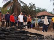 Tiga Keluarga Terdampak Kebakaran di Bukit Batu, Bupati OKI Salurkan Bantuan