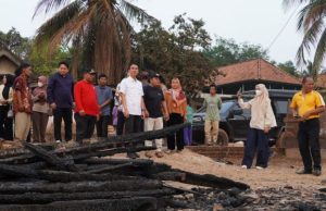 Tiga Keluarga Terdampak Kebakaran di Bukit Batu, Bupati OKI Salurkan Bantuan
