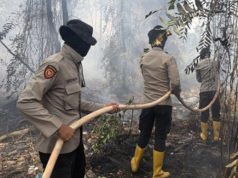 Karhutla OKI, Tim Aman Nusa II Dinginkan 1 Hektare Lahan Dekat Permukiman Warga