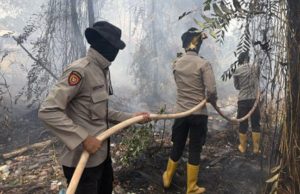 Karhutla OKI, Tim Aman Nusa II Dinginkan 1 Hektare Lahan Dekat Permukiman Warga