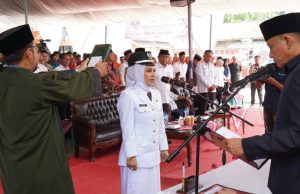 Bupati OKU Timur Lantik Eniyana sebagai Kades Way Halom Hasil PAW