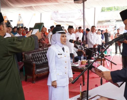 Bupati OKU Timur Lantik Eniyana sebagai Kades Way Halom Hasil PAW