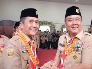 Terungkap, di Balik Lencana Melati Ratu Dewa Ada Pertanyaan Besar untuk Pramuka PalembangKOTA PALEMBANG, cimutnews.co.id — Penghargaan bergengsi kembali diterima Wali Kota Palembang Drs. Ratu Dewa, M.Si. Kali ini, Lencana Melati Gerakan Pramuka disematkan sebagai bentuk apresiasi atas dedikasi dan pengabdiannya dalam mendukung perkembangan kepramukaan. Penghargaan tersebut diberikan Wakil Gubernur Sumatera Selatan Cik Ujang dalam rangkaian kegiatan Gerakan Pramuka di Aula SMKN, Senin (31/8/2026). Namun, penghargaan bukan sekadar soal penyematan tanda kehormatan. Di balik apresiasi tersebut, terdapat pekerjaan yang jauh lebih panjang: memastikan Gerakan Pramuka benar-benar tetap relevan dan dirasakan manfaatnya oleh generasi muda di Kota Palembang. Lencana Melati dan Jejak Pengabdian Ratu Dewa Lencana Melati diberikan kepada Ratu Dewa sebagai penghormatan atas kiprahnya dalam mendukung Gerakan Pramuka. Dedikasi tersebut disebut telah berlangsung sejak dirinya menjabat sebagai Sekretaris Daerah (Sekda) Kota Palembang, kemudian menjadi Penjabat (Pj) Wali Kota Palembang, hingga akhirnya dipercaya sebagai Wali Kota Palembang definitif. Bagi Ratu Dewa, penghargaan itu menjadi kehormatan sekaligus motivasi untuk meningkatkan dukungan terhadap pembinaan kepramukaan. “Penghargaan ini tentu menjadi suatu kehormatan sekaligus motivasi bagi saya untuk terus mendukung dan memajukan Gerakan Pramuka, khususnya di Kota Palembang,” kata Ratu Dewa. Pernyataan tersebut menunjukkan bahwa penghargaan diharapkan tidak berhenti sebagai simbol apresiasi. Justru, Lencana Melati menjadi momentum untuk memperkuat kembali peran pemerintah dalam menjaga keberlanjutan kegiatan kepramukaan. Bukan Sekadar Seremoni Gerakan Pramuka selama ini identik dengan kegiatan pendidikan karakter, kedisiplinan, kemandirian dan kepedulian sosial. Ratu Dewa menilai pembinaan tersebut perlu terus diperkuat karena tantangan yang dihadapi generasi muda semakin kompleks. Ia mendorong berbagai unsur kepramukaan mengembangkan kegiatan pembinaan secara berkelanjutan, mulai dari golongan Pandega dan Penegak hingga jajaran Majelis Pembimbing Cabang (Mabicab). “Saya berharap penghargaan ini tidak berhenti sebagai sebuah apresiasi, tetapi menjadi motivasi untuk terus memperkuat pembinaan generasi muda melalui Gerakan Pramuka,” ujarnya. Namun fakta di lapangan menunjukkan, menjaga eksistensi organisasi kepemudaan tidak cukup hanya dengan dukungan administratif maupun seremoni penghargaan. Ada tantangan yang lebih mendasar, yakni bagaimana kegiatan Pramuka mampu menjawab kebutuhan anak muda saat ini. Ketika Pramuka Harus Berhadapan dengan Perubahan Zaman Generasi muda Palembang tumbuh di tengah perubahan teknologi yang sangat cepat. Ruang belajar, interaksi sosial hingga aktivitas anak muda kini tidak lagi hanya berlangsung di sekolah atau lingkungan organisasi. Media sosial dan dunia digital telah menjadi bagian penting dari kehidupan sehari-hari. Dalam kondisi seperti itu, kegiatan kepramukaan dituntut untuk terus beradaptasi. Bukan berarti meninggalkan nilai-nilai lama, tetapi menghadirkan metode pembinaan yang mampu membuat generasi muda merasa bahwa Pramuka masih relevan dengan kehidupan mereka. Di sisi lain, kondisi berbeda dirasakan ketika kegiatan pembinaan tidak berjalan secara konsisten atau hanya ramai pada momentum tertentu. Sejumlah warga mengaku keberadaan kegiatan kepemudaan akan lebih terasa manfaatnya apabila program tidak berhenti pada kegiatan seremonial, tetapi menyentuh persoalan nyata di lingkungan masyarakat. Hal ini menimbulkan pertanyaan: sejauh mana penghargaan yang diterima para pembina dan pemimpin daerah dapat diterjemahkan menjadi penguatan kegiatan Pramuka di tingkat bawah? Pekerjaan Rumah Ada di Tingkat Pembinaan Pernyataan Ratu Dewa mengenai pentingnya pembinaan generasi muda sebenarnya membuka ruang yang lebih luas. Jika Pramuka ingin menjadi wadah pembentukan karakter, maka keberlanjutan program menjadi faktor penting. Kegiatan harus mampu membentuk disiplin, kemandirian, tanggung jawab serta kepedulian terhadap lingkungan dan masyarakat. Artinya, ukuran keberhasilan tidak hanya dapat dilihat dari banyaknya kegiatan yang dilaksanakan atau penghargaan yang diterima. Yang lebih penting adalah dampak setelah kegiatan berlangsung. Apakah anak muda menjadi lebih mandiri? Apakah kepedulian sosial tumbuh? Apakah mereka semakin aktif menyelesaikan persoalan di lingkungan? Pertanyaan-pertanyaan tersebut menjadi penting karena penghargaan pada akhirnya harus memiliki hubungan dengan manfaat yang dirasakan masyarakat. Pemerintah Didorong Menjaga Keberlanjutan Ratu Dewa menegaskan dukungan pemerintah terhadap Gerakan Pramuka akan terus diarahkan untuk menjaga keberlanjutan berbagai kegiatan pembinaan dan pengabdian di tengah masyarakat. Menurutnya, Pramuka harus tetap menjadi wadah pembentukan karakter generasi muda. “Kita ingin anak-anak muda Palembang tumbuh menjadi generasi yang disiplin, mandiri, bertanggung jawab dan peduli terhadap sesama serta lingkungan,” katanya. Pernyataan tersebut sekaligus menempatkan pemerintah pada posisi penting dalam memastikan pembinaan berjalan secara berkesinambungan. Berdasarkan informasi yang tersedia, belum ada penjelasan rinci mengenai program lanjutan apa saja yang secara khusus akan diperkuat setelah penganugerahan Lencana Melati tersebut. Di sinilah tantangannya. Penghargaan dapat menjadi simbol keberhasilan masa lalu, tetapi pembinaan generasi muda membutuhkan kerja yang terus berjalan dari waktu ke waktu. Lencana Melati dan Harapan yang Belum Selesai Penganugerahan Lencana Melati kepada Ratu Dewa akhirnya bukan hanya cerita tentang seorang kepala daerah yang memperoleh tanda kehormatan. Ada pesan yang lebih besar di dalamnya: bagaimana pemerintah dan Gerakan Pramuka menerjemahkan penghargaan tersebut menjadi energi baru untuk pembinaan generasi muda. Terungkap bahwa komitmen terhadap Pramuka kembali ditegaskan. Namun, fakta dan pertanyaan berikutnya berada di lapangan. Hingga kini, belum semua detail mengenai penguatan program, ukuran keberhasilan serta dampak pembinaan kepramukaan di tingkat masyarakat dijelaskan secara rinci. Apakah Lencana Melati ini akan menjadi titik awal penguatan Pramuka Palembang secara lebih nyata, atau hanya menjadi catatan penghargaan dalam perjalanan seorang kepala daerah? Pertanyaan itu masih terbuka. Dan jawabannya akan terlihat bukan dari seremoni, melainkan dari bagaimana generasi muda Palembang benar-benar merasakan manfaat Gerakan Pramuka dalam kehidupan mereka.