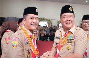 Terungkap, di Balik Lencana Melati Ratu Dewa Ada Pertanyaan Besar untuk Pramuka PalembangKOTA PALEMBANG, cimutnews.co.id — Penghargaan bergengsi kembali diterima Wali Kota Palembang Drs. Ratu Dewa, M.Si. Kali ini, Lencana Melati Gerakan Pramuka disematkan sebagai bentuk apresiasi atas dedikasi dan pengabdiannya dalam mendukung perkembangan kepramukaan. Penghargaan tersebut diberikan Wakil Gubernur Sumatera Selatan Cik Ujang dalam rangkaian kegiatan Gerakan Pramuka di Aula SMKN, Senin (31/8/2026). Namun, penghargaan bukan sekadar soal penyematan tanda kehormatan. Di balik apresiasi tersebut, terdapat pekerjaan yang jauh lebih panjang: memastikan Gerakan Pramuka benar-benar tetap relevan dan dirasakan manfaatnya oleh generasi muda di Kota Palembang. Lencana Melati dan Jejak Pengabdian Ratu Dewa Lencana Melati diberikan kepada Ratu Dewa sebagai penghormatan atas kiprahnya dalam mendukung Gerakan Pramuka. Dedikasi tersebut disebut telah berlangsung sejak dirinya menjabat sebagai Sekretaris Daerah (Sekda) Kota Palembang, kemudian menjadi Penjabat (Pj) Wali Kota Palembang, hingga akhirnya dipercaya sebagai Wali Kota Palembang definitif. Bagi Ratu Dewa, penghargaan itu menjadi kehormatan sekaligus motivasi untuk meningkatkan dukungan terhadap pembinaan kepramukaan. “Penghargaan ini tentu menjadi suatu kehormatan sekaligus motivasi bagi saya untuk terus mendukung dan memajukan Gerakan Pramuka, khususnya di Kota Palembang,” kata Ratu Dewa. Pernyataan tersebut menunjukkan bahwa penghargaan diharapkan tidak berhenti sebagai simbol apresiasi. Justru, Lencana Melati menjadi momentum untuk memperkuat kembali peran pemerintah dalam menjaga keberlanjutan kegiatan kepramukaan. Bukan Sekadar Seremoni Gerakan Pramuka selama ini identik dengan kegiatan pendidikan karakter, kedisiplinan, kemandirian dan kepedulian sosial. Ratu Dewa menilai pembinaan tersebut perlu terus diperkuat karena tantangan yang dihadapi generasi muda semakin kompleks. Ia mendorong berbagai unsur kepramukaan mengembangkan kegiatan pembinaan secara berkelanjutan, mulai dari golongan Pandega dan Penegak hingga jajaran Majelis Pembimbing Cabang (Mabicab). “Saya berharap penghargaan ini tidak berhenti sebagai sebuah apresiasi, tetapi menjadi motivasi untuk terus memperkuat pembinaan generasi muda melalui Gerakan Pramuka,” ujarnya. Namun fakta di lapangan menunjukkan, menjaga eksistensi organisasi kepemudaan tidak cukup hanya dengan dukungan administratif maupun seremoni penghargaan. Ada tantangan yang lebih mendasar, yakni bagaimana kegiatan Pramuka mampu menjawab kebutuhan anak muda saat ini. Ketika Pramuka Harus Berhadapan dengan Perubahan Zaman Generasi muda Palembang tumbuh di tengah perubahan teknologi yang sangat cepat. Ruang belajar, interaksi sosial hingga aktivitas anak muda kini tidak lagi hanya berlangsung di sekolah atau lingkungan organisasi. Media sosial dan dunia digital telah menjadi bagian penting dari kehidupan sehari-hari. Dalam kondisi seperti itu, kegiatan kepramukaan dituntut untuk terus beradaptasi. Bukan berarti meninggalkan nilai-nilai lama, tetapi menghadirkan metode pembinaan yang mampu membuat generasi muda merasa bahwa Pramuka masih relevan dengan kehidupan mereka. Di sisi lain, kondisi berbeda dirasakan ketika kegiatan pembinaan tidak berjalan secara konsisten atau hanya ramai pada momentum tertentu. Sejumlah warga mengaku keberadaan kegiatan kepemudaan akan lebih terasa manfaatnya apabila program tidak berhenti pada kegiatan seremonial, tetapi menyentuh persoalan nyata di lingkungan masyarakat. Hal ini menimbulkan pertanyaan: sejauh mana penghargaan yang diterima para pembina dan pemimpin daerah dapat diterjemahkan menjadi penguatan kegiatan Pramuka di tingkat bawah? Pekerjaan Rumah Ada di Tingkat Pembinaan Pernyataan Ratu Dewa mengenai pentingnya pembinaan generasi muda sebenarnya membuka ruang yang lebih luas. Jika Pramuka ingin menjadi wadah pembentukan karakter, maka keberlanjutan program menjadi faktor penting. Kegiatan harus mampu membentuk disiplin, kemandirian, tanggung jawab serta kepedulian terhadap lingkungan dan masyarakat. Artinya, ukuran keberhasilan tidak hanya dapat dilihat dari banyaknya kegiatan yang dilaksanakan atau penghargaan yang diterima. Yang lebih penting adalah dampak setelah kegiatan berlangsung. Apakah anak muda menjadi lebih mandiri? Apakah kepedulian sosial tumbuh? Apakah mereka semakin aktif menyelesaikan persoalan di lingkungan? Pertanyaan-pertanyaan tersebut menjadi penting karena penghargaan pada akhirnya harus memiliki hubungan dengan manfaat yang dirasakan masyarakat. Pemerintah Didorong Menjaga Keberlanjutan Ratu Dewa menegaskan dukungan pemerintah terhadap Gerakan Pramuka akan terus diarahkan untuk menjaga keberlanjutan berbagai kegiatan pembinaan dan pengabdian di tengah masyarakat. Menurutnya, Pramuka harus tetap menjadi wadah pembentukan karakter generasi muda. “Kita ingin anak-anak muda Palembang tumbuh menjadi generasi yang disiplin, mandiri, bertanggung jawab dan peduli terhadap sesama serta lingkungan,” katanya. Pernyataan tersebut sekaligus menempatkan pemerintah pada posisi penting dalam memastikan pembinaan berjalan secara berkesinambungan. Berdasarkan informasi yang tersedia, belum ada penjelasan rinci mengenai program lanjutan apa saja yang secara khusus akan diperkuat setelah penganugerahan Lencana Melati tersebut. Di sinilah tantangannya. Penghargaan dapat menjadi simbol keberhasilan masa lalu, tetapi pembinaan generasi muda membutuhkan kerja yang terus berjalan dari waktu ke waktu. Lencana Melati dan Harapan yang Belum Selesai Penganugerahan Lencana Melati kepada Ratu Dewa akhirnya bukan hanya cerita tentang seorang kepala daerah yang memperoleh tanda kehormatan. Ada pesan yang lebih besar di dalamnya: bagaimana pemerintah dan Gerakan Pramuka menerjemahkan penghargaan tersebut menjadi energi baru untuk pembinaan generasi muda. Terungkap bahwa komitmen terhadap Pramuka kembali ditegaskan. Namun, fakta dan pertanyaan berikutnya berada di lapangan. Hingga kini, belum semua detail mengenai penguatan program, ukuran keberhasilan serta dampak pembinaan kepramukaan di tingkat masyarakat dijelaskan secara rinci. Apakah Lencana Melati ini akan menjadi titik awal penguatan Pramuka Palembang secara lebih nyata, atau hanya menjadi catatan penghargaan dalam perjalanan seorang kepala daerah? Pertanyaan itu masih terbuka. Dan jawabannya akan terlihat bukan dari seremoni, melainkan dari bagaimana generasi muda Palembang benar-benar merasakan manfaat Gerakan Pramuka dalam kehidupan mereka.