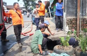 Pemkot Pagar Alam Bersihkan Drainase Talang Jelatang, Antisipasi Banjir dan Genangan Air